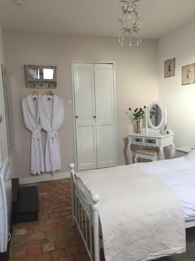 No 3 Route De Lingramiere Bed & Breakfast La Ferte-Mace Екстериор снимка
